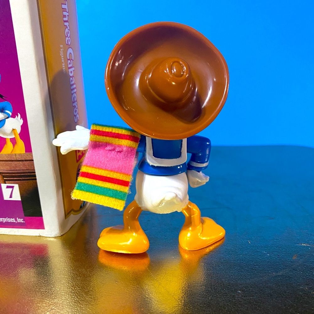WALT DISNEY 1996 COLLECTIBLE MCDONALD’S THE THREE CABALLEROS MINI VHS CASE & TOY - Picture 7 of 10